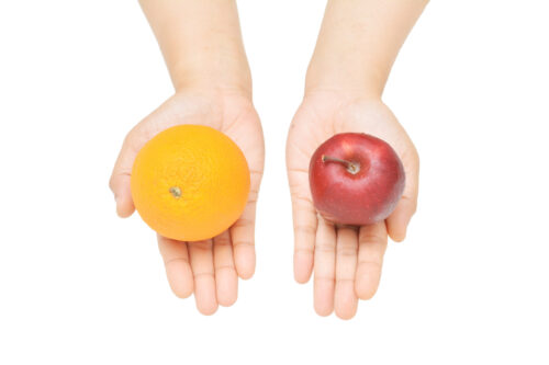 apple-orange-in-hands